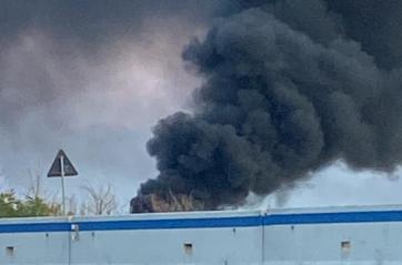 Padelle di polistirolo in fiamme tra Polignano e la SS16: nuvola nera visibile a chilometri VIDEO
