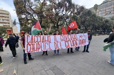 Bari, migliaia in corteo da piazza Umberto fino al porto: «La pace di Trump è una farsa»