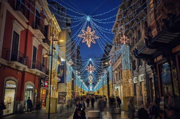 A Bari il Comune accende le luminarie di Natale: ma con 24 gradi c'è ancora chi fa il bagno