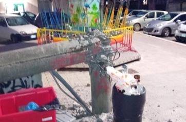 Momenti di paura ad Altamura, albero e palo della luce crollano in piazza Stazione