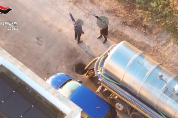 Sversava liquami nella rete fognaria di Porto Cesareo: imprenditore locale incastrato dai droni VIDEO