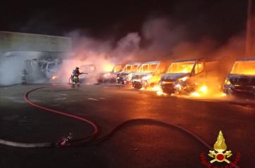 Noicattaro, incendio in azienda dei rifiuti: distrutti dieci autocarri