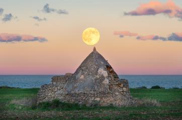 La Luna del Castoro incanta la Puglia: gli scatti mozzafiato da Castel del Monte a Polignano
