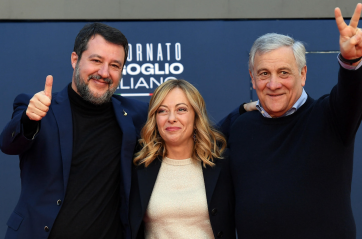 Regionali, i leader del centrodestra sbarcano a Bari per lo sprint di Lobuono. E Schlein sfida Meloni: «Vinciamo»