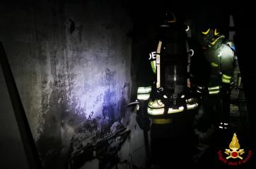 Incendio nella notte a Bitonto, fiamme in un appartamento al terzo piano: nessun ferito