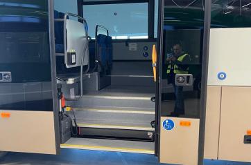 Bari, consegnati due nuovi autobus per la Città Metropolitana: sono di ultima generazione