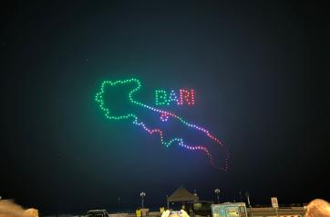 Il cielo di Bari invaso dai droni: lo show illumina il cielo alla chiusura di Drones Beyond 2025