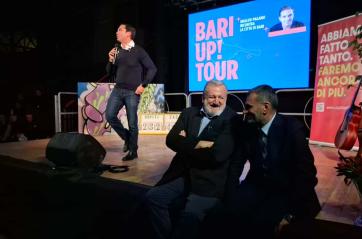 Emiliano e Decaro tornano insieme sul palco, a Bari va in scena la pace: «Vi presento il candidato del centrosinistra»
