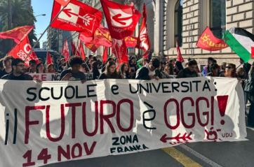 Bari, studenti scendo in piazza contro il Governo: «Università sempre più esclusive. Si finanzia la guerra e non l'istruzione»