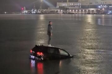 Tragedia sfiorata al porto di Bari: auto finisce in mare. Autista salvato