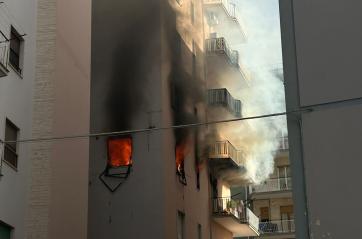 Manfredonia, scoppia un grosso incendio in un appartamento: evacuate persone nella palazzina