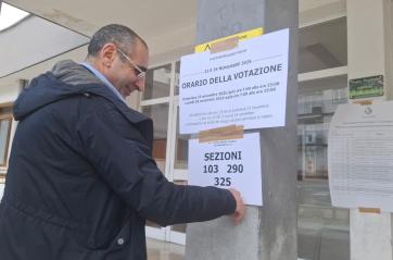Regionali, a Bari seggi in allestimento: tra tessere smarrite ed elettori non deambulanti, ecco le info dell'ultimo minuto FOTO