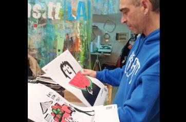 «Finché non sarà libera. Disegni per la Palestina»: a Mola di Bari una mostra diffusa che porta il genocidio nei luoghi quotidiani