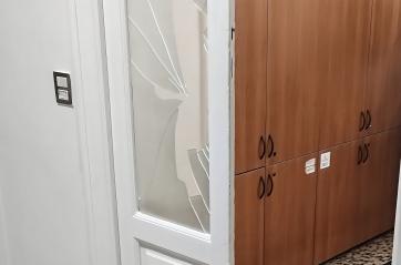 Rissa sfiorata al consiglio comunale di Altamura: porta rotta e vetri in frantumi