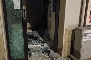 Ginosa, banda della marmotta fa esplodere bancomat in via Quarto: è il terzo assalto in una settimana nel Tarantino