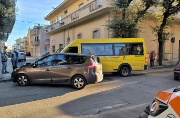 Scontro tra scuolabus e auto in centro a Nardò: ferita un’accompagnatrice