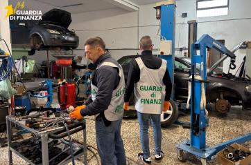 Ostuni, scoperta officina meccanica abusiva: sequestri per 100mila euro e sanzioni anche ai proprietari di 32 auto in riparazione