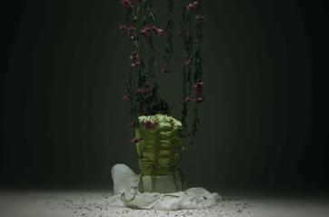 Fuori il video di «Soliloquio», terzo estratto dall’album «Aritmia» della salentina Lauryyn, viaggio tra fragilità, ricerca di equilibrio e autenticità