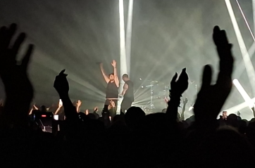 Raf incanta Bari con un concerto maturo, emozionante e senza tempo: la festa dei 40 anni di «Self Control»