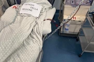 Pazienti in dialisi si incatenano ai lettini a Policoro: «Ostaggi della Regione». ASM replica: «Non è prevista nessuna chiusura» FOTO