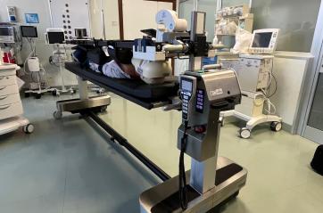 Bari, all'ospedale Di Venere il primo tavolo operatorio rotante d’Italia per manovre più precise e sicure: regge fino a 300kg