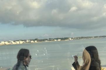 Manuel Agnelli a Porto Cesareo: il cantautore tra mare, crudo e un compleanno speciale FOTO