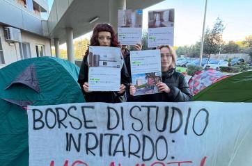 Bari, universitari si incatenano davanti alla sede Adisu: &laquo;Borse di studio in ritardo, ora basta&raquo;