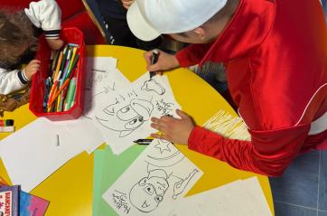 Taranto, colori e sorrisi in corsia: l&rsquo;artista pop Mattia Bari incontra i bimbi del Santissima Annunziata