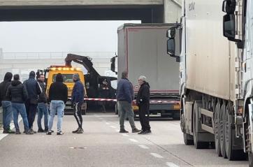 Cerignola, commando armato blocca e assalta un convoglio sulla SS 16: rubato carico di sigarette FOTO/VIDEO