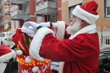 Babbo Natale Barese porta la magia del Natale ai piccoli pazienti del Policlinico di Bari