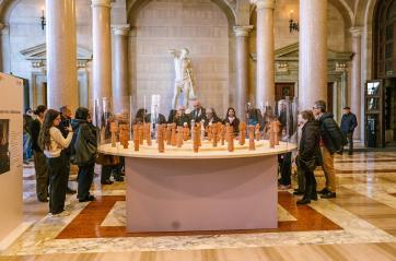 Bari, nel colonnato del palazzo della Citt&agrave; metropolitana il presepe di Spizzico inaugurato dal sindaco