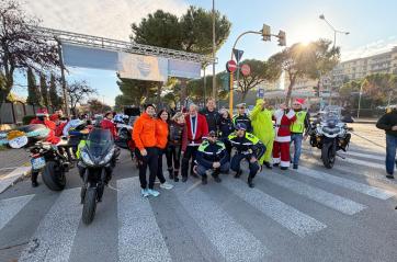 Bari, tanti Babbo Natale in moto sciamano in citt&agrave; per l'appuntamento solidale FOTO