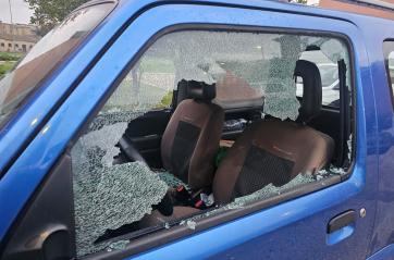 Foggia, un masso sfonda i vetri dell'auto del responsabile WWF per la provincia foggiana FOTO