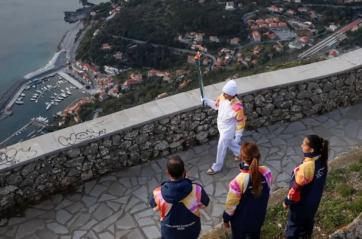 Giochi invernali, la Fiamma Olimpica illumina Maratea: il viaggio in Basilicata tra borghi e natura