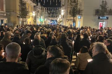 Casa Sollievo della Sofferenza, la fiaccolata dei sanitari contro il cambio di contratti: un fiume di gente a San Giovanni Rotondo