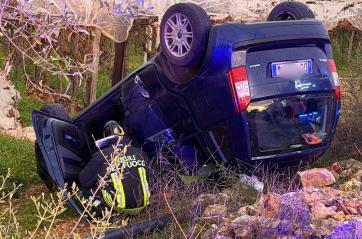 Auto esce fuori strada sulla Conversano-Putignano e si ribalta: ferita una donna