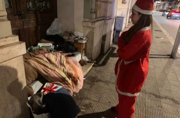 Bari, il Natale degli ultimi: il clochard Pietro trovato morto in piazza Cesare Battisti, aveva 65 anni