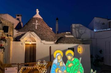 Alberobello si illumina di luce e speranza: tornano il Presepe Vivente e il Presepe di Luce FOTO/VIDEO