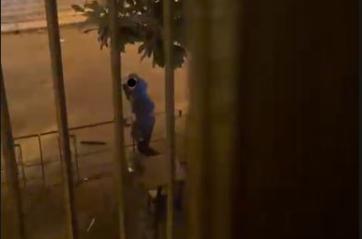 Andria, scoppia la guerriglia in centro: bulli spaccano sedie e tavolini in una kebabberia e fuggono in bici VIDEO