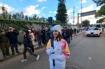 Milano Cortina, la Fiamma chiude il 2025 con il viaggio verso Bari: in Largo Giannella il gran finale VIDEO