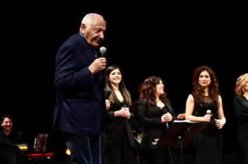 Capodanno solidale al Petruzzelli: Mogol incanta Bari e raccoglie fondi per l&rsquo;Unicef