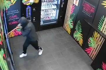 Taranto, arrestato il ladro seriale degli H24: in via Dante ha minacciato la titolare con un piede di porco VIDEO