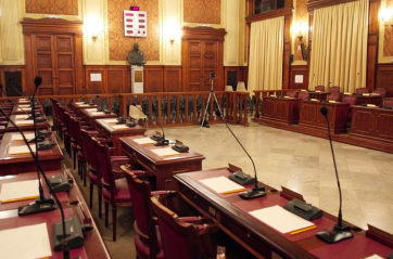 Decaro si porta i suoi e al Comune di Bari comincia il valzer di assessori e dirigenti nella giunta Leccese