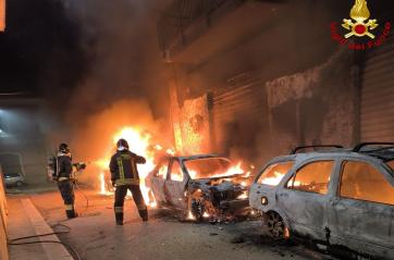 Bitonto, incendio nel centro storico nella notte: tre auto parcheggiate distrutte, palazzine evacuate