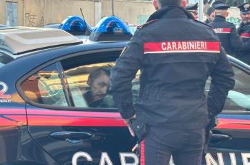 Bari, auto non si ferma all'alt, carabinieri sparano in aria: due arresti