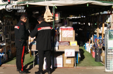 Lecce, da 2 anni vendeva prodotti per la casa in un parcheggio: sequestrata attivit&agrave; abusiva