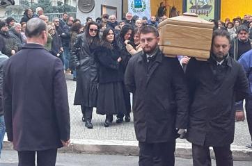 Putignano, cordoglio e commozione ai funerali dell'operaio morto all'ex Ilva