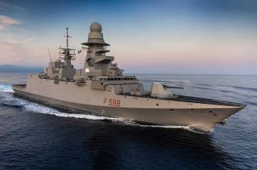 Brindisi, la Spartaco Schergat approda al porto: la nave della Marina apre al pubblico
