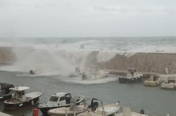 Maltempo, ormeggi rotti e tettoie saltate: travolta la costa rocciosa tra S. Maria di Leuca e Otranto FOTO