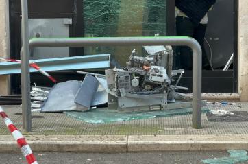 Banda della marmotta mette a segno un altro colpo: doppio boato nella notte a Bitonto, ladri in fuga con il bottino FOTO